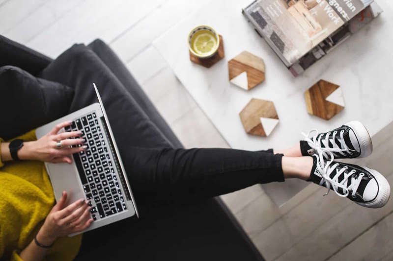 Eine Frau nimmt an einem Laptop an der Forsa Umfrage zur Online-Terminbuchung teil