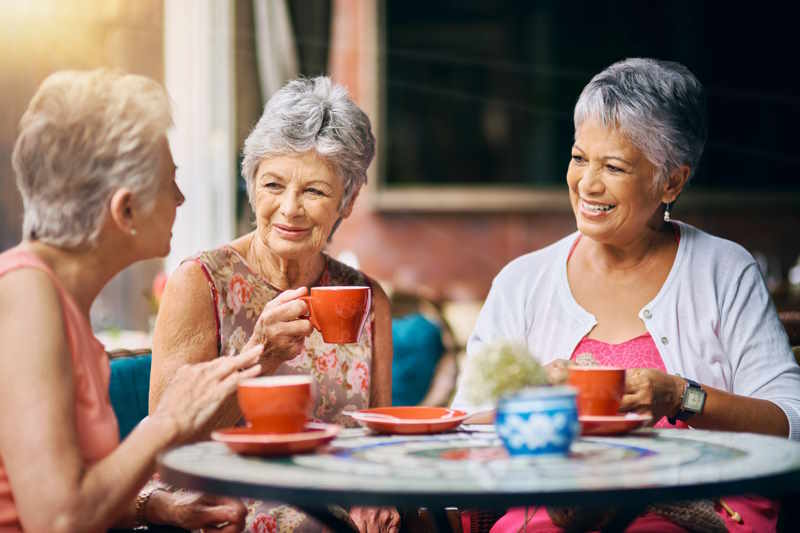 Ältere Frauen unterhalten sich angeregt in einem Café