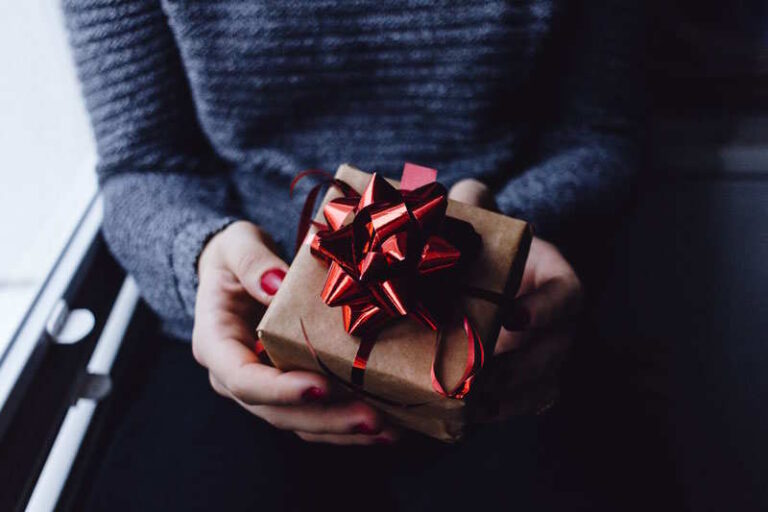 Eine Person hält ein kleines Kundengeschenk in der Hand