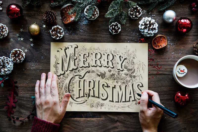Eine Person zeichnet ein kostenloses Weihnachtsbild fürs Marketing