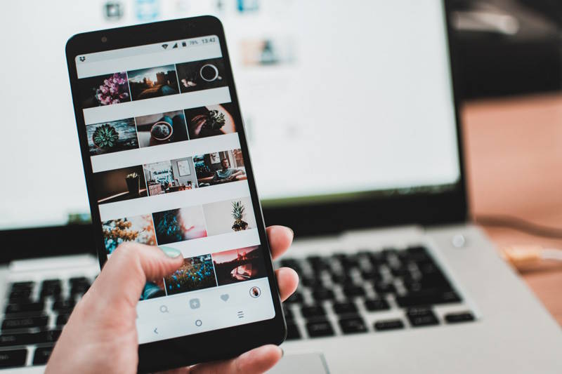 Instagram Posts vorplanen am Smartphone und Laptopmit dem Facebook Creator Studio