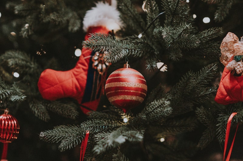 Ein Weihnachtsbaum mit Kugel und Strumpf
