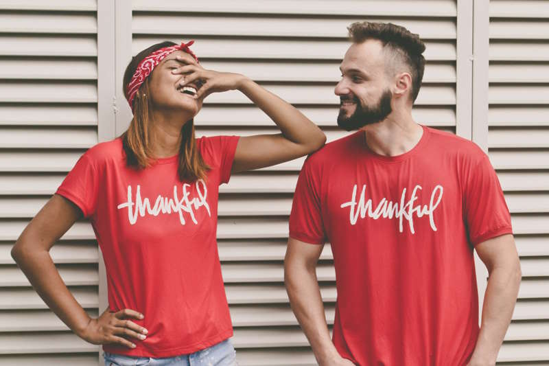 Zwei Personen in roten T-Shirts mit der Aufschrift Thankful