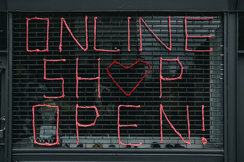 Ladenfenster mit Schriftzug online shop open