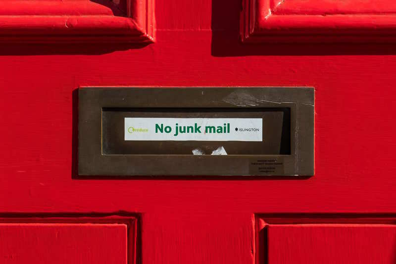 Briefkasten auf dem steht no junk mail
