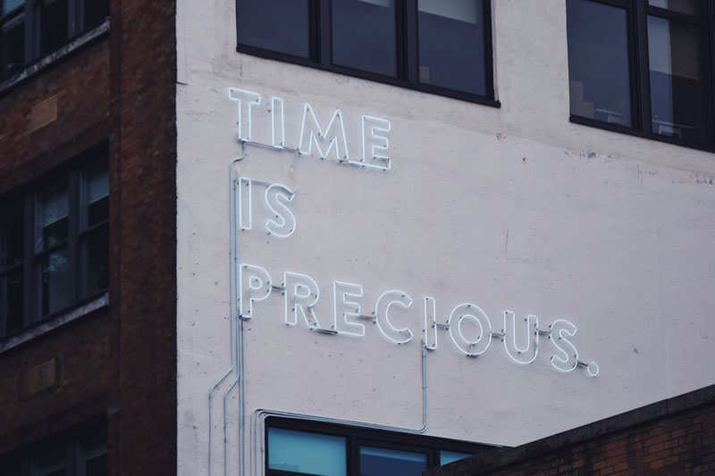 Wand auf der steht "Time is precious"