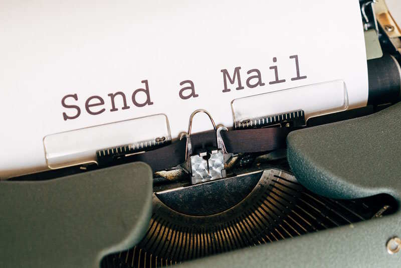 Schreibmaschine mit dem Text "Send a Mail"