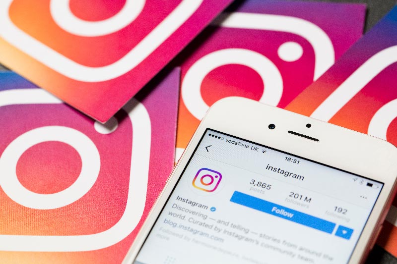 Smartphone zeigt die Instagram-App mit Instagram-Logos