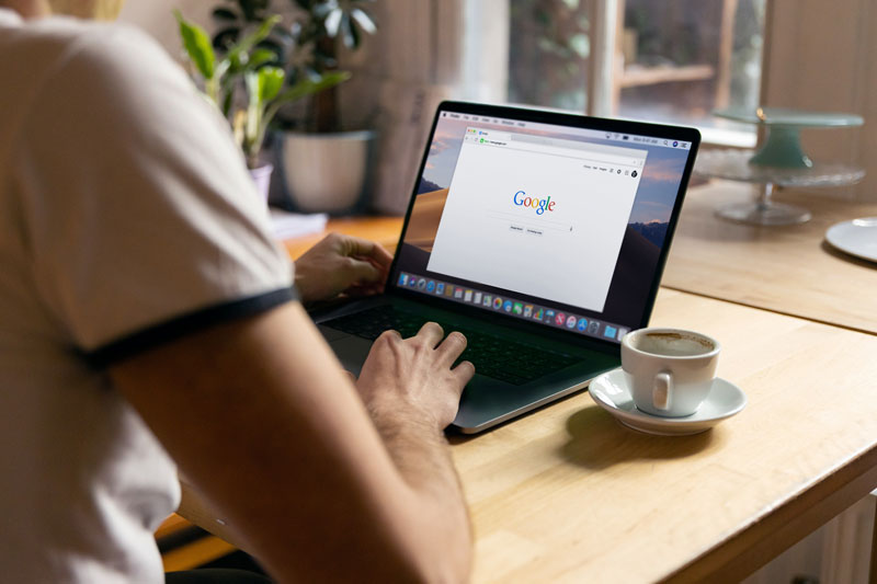 Werbung bei Google wird an einem Laptop geschaltet
