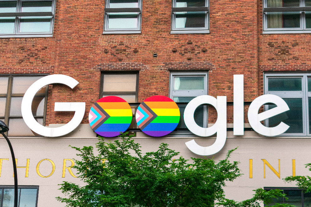 Google Logo mit LGBTQIA+ Flagge