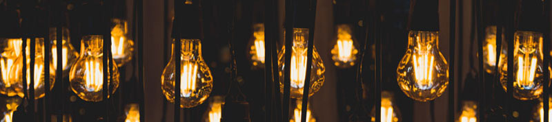 Gelb leuchtende Glühbirnen als Symbolbild für den Stromverbrauch - Nachhaltigkeit im Salon