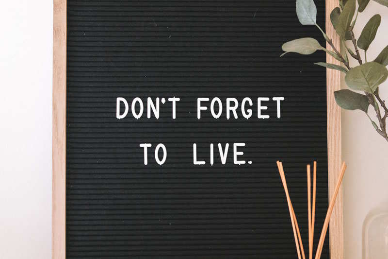 Eine Karte auf Englisch, auf der steht: "Don't Forget to Live"